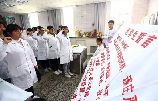 说明:https://mmbiz.qpic.cn/mmbiz_jpg/uYQH1LvBibib9nCLAGFWsYAPmH9o9kKATZZoRZaQO65NiaibEFqk3oS5uC4zicz1gCarPWbpbGShApFqRYpQxVlv4AQ/640?wx_fmt=jpeg