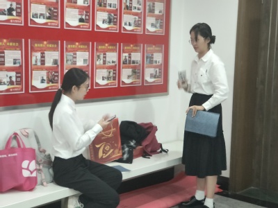 中文朗诵节目《走进朱宪彝》的表演者们还在进行最后的排练(第一临床医学院2022级学生王可心,公共卫生学院2021级学生程文琦)。 中文朗诵节目《走进朱宪彝》的表演者们还在进行最后的排练(第一临床医学院2022级学生王可心,公共卫生学院2021级学生程文琦)。