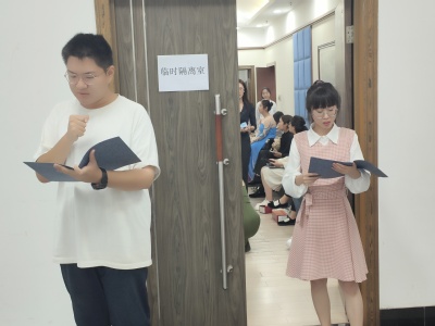 左一为英文朗诵节目《走进生命意义展厅》的表演者第一临床医学院2022级学生邢钧雷,右一为中文朗诵节目《走进生命意义展厅》的表演者第一临床医学院2022级学生姜梦悦。 左一为英文朗诵节目《走进生命意义展厅》的表演者第一临床医学院2022级学生邢钧雷,右一为中文朗诵节目《走进生命意义展厅》的表演者第一临床医学院2022级学生姜梦悦。