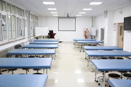 说明:F:\实验室工作\康复治疗学专业 专业实验室需求及方案\实验室照片\实验室照片\多媒体实验室(九号楼124)\微信图片_20200909150948.jpg